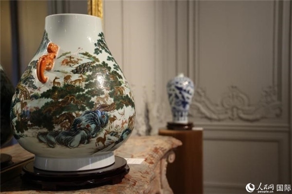 嘉賓和公眾參觀“絲路瓷行”——中國景德鎮(zhèn)陶瓷文化特展。人民網(wǎng)記者 尚凱元攝