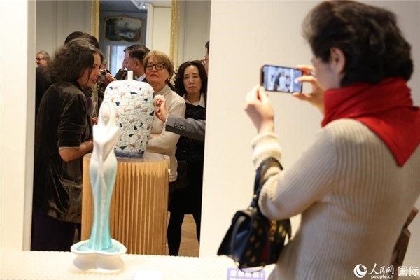 嘉賓和公眾參觀“絲路瓷行”——中國景德鎮(zhèn)陶瓷文化特展。人民網(wǎng)記者 尚凱元攝