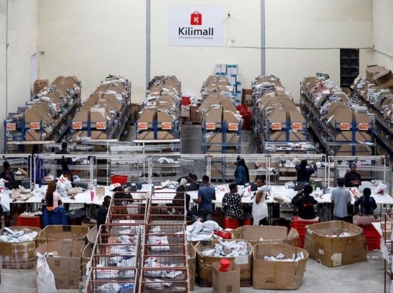 2023年11月11日，在肯尼亞姆洛隆戈，Kilimall員工在倉庫內(nèi)工作。新華社記者 李亞輝 攝