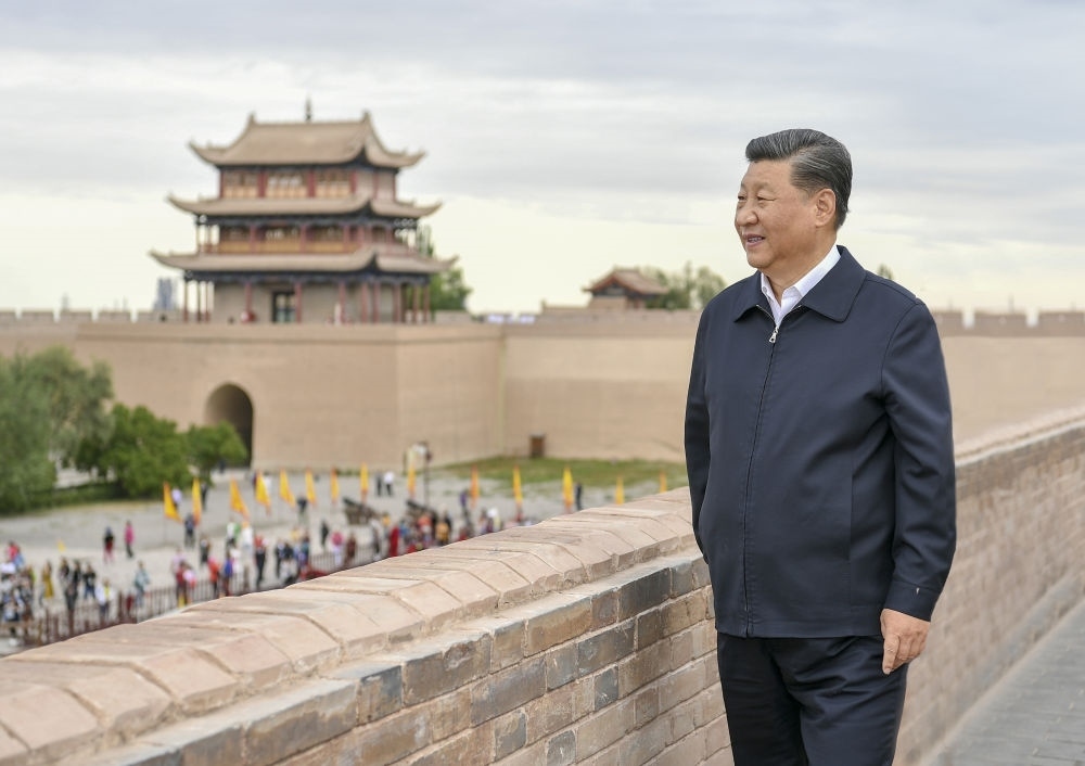 2019年8月20日上午，習(xí)近平來(lái)到嘉峪關(guān)關(guān)城，登上城樓察看關(guān)城整體面貌，聽(tīng)取河西走廊長(zhǎng)城、關(guān)隘歷史文化情況介紹。新華社記者 謝環(huán)馳 攝