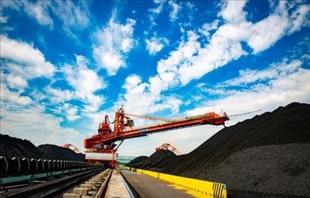 國(guó)家能源集團(tuán)黃驊港煤堆場(chǎng)堆料機(jī)正在作業(yè)。受訪者供圖