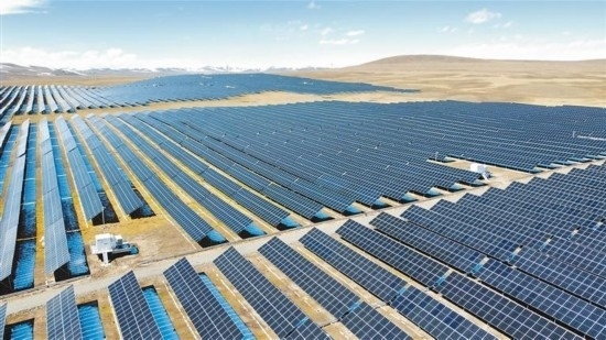 西藏華電色尼區(qū)12萬千瓦光伏發(fā)電項(xiàng)目電力保供項(xiàng)目航拍。趙書彬攝