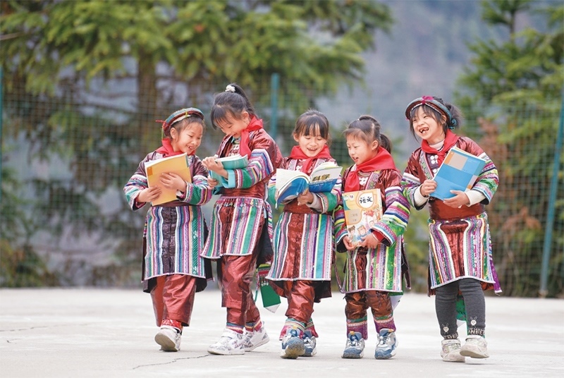 位于貴州省黔東南苗族侗族自治州從江縣大山深處的西山鎮(zhèn)中寨教學(xué)點(diǎn)，是一所全校均為瑤族學(xué)生的“微小學(xué)”。近年來(lái)，隨著教學(xué)條件逐漸改善，學(xué)校發(fā)生了翻天覆地的變化。圖為2023年2月16日，領(lǐng)到新書(shū)的瑤族學(xué)生在一起交流。 新華社記者 楊文斌/攝