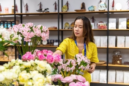 2023年7月1日，在位于湖南省長沙市的湖南高橋大市場，中非經(jīng)貿(mào)博覽會常設(shè)展館展區(qū)肯尼亞館工作人員在整理產(chǎn)自非洲的鮮花。新華社記者 陳思汗 攝