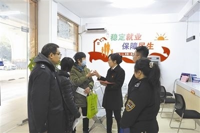  圖③：調(diào)解后，法官現(xiàn)場(chǎng)向當(dāng)事人做釋法析理工作。