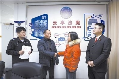  圖②：雙方當(dāng)事人達(dá)成調(diào)解協(xié)議，握手言和。