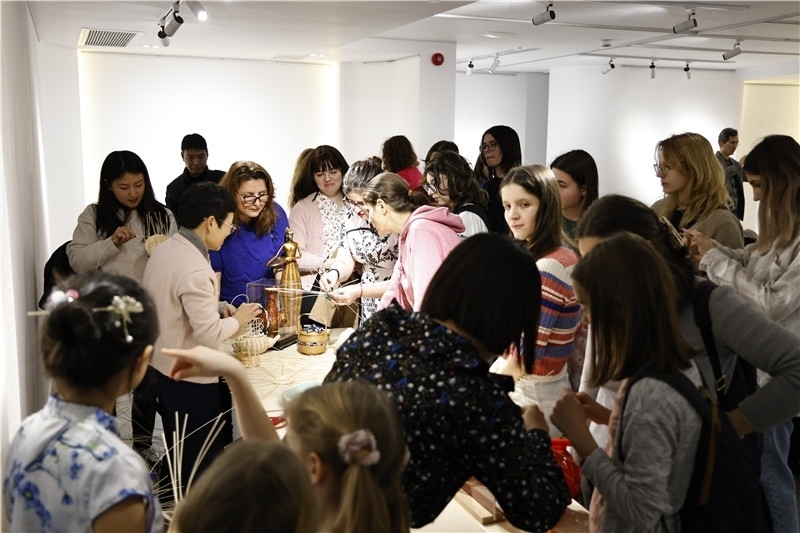 羅馬尼亞觀眾體驗(yàn)安溪竹藤編技藝。 布加勒斯特中國(guó)文化中心供圖