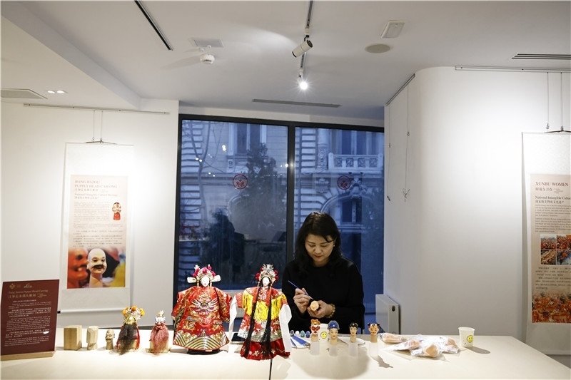 中國(guó)泉州的非遺大師制作江加走木偶頭雕刻。 布加勒斯特中國(guó)文化中心供圖_副本