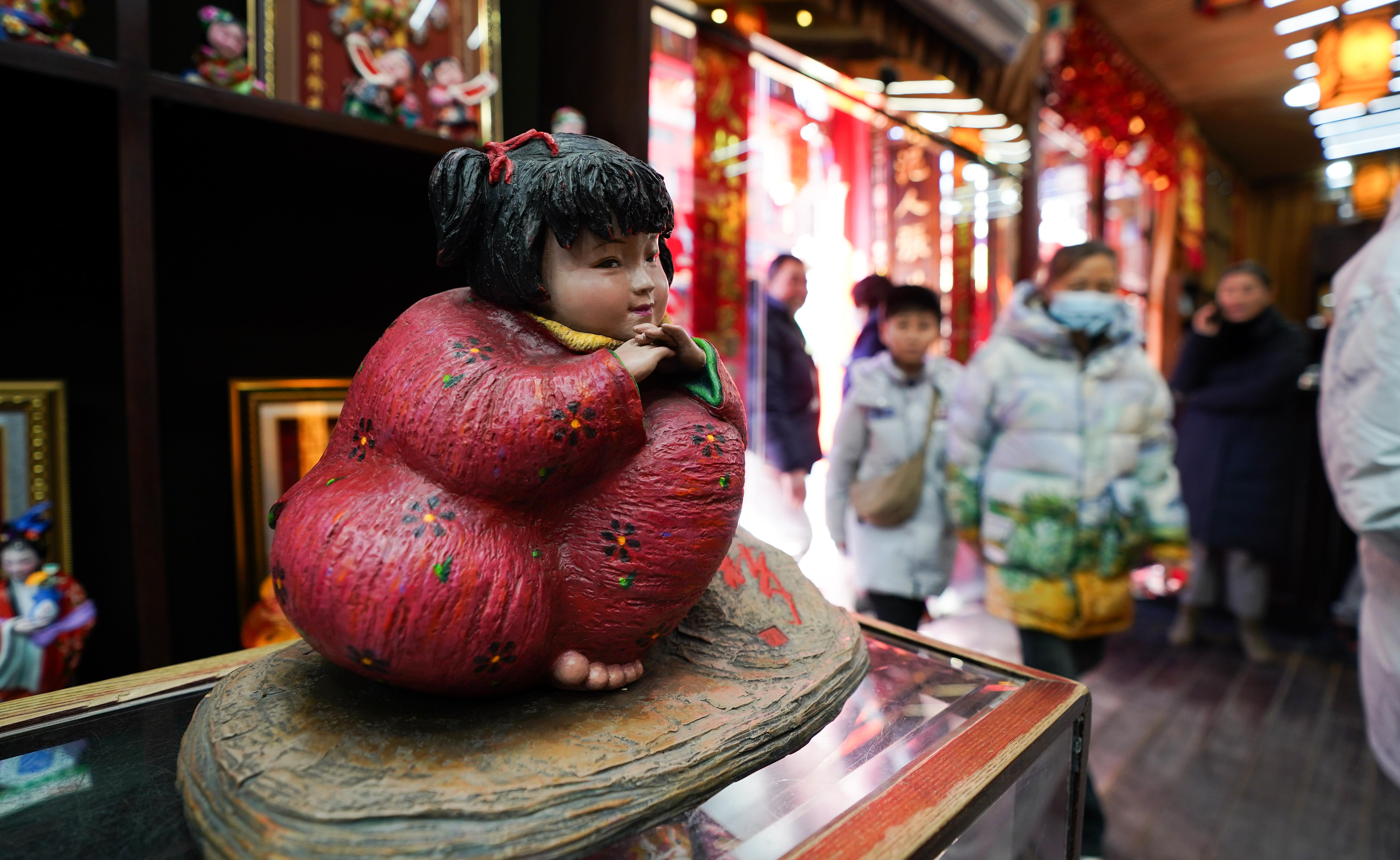 △泥人張彩塑是天津的傳統(tǒng)民間手工藝品，為天津市首批國(guó)家級(jí)非物質(zhì)文化遺產(chǎn)。（總臺(tái)國(guó)廣記者李晉拍攝）