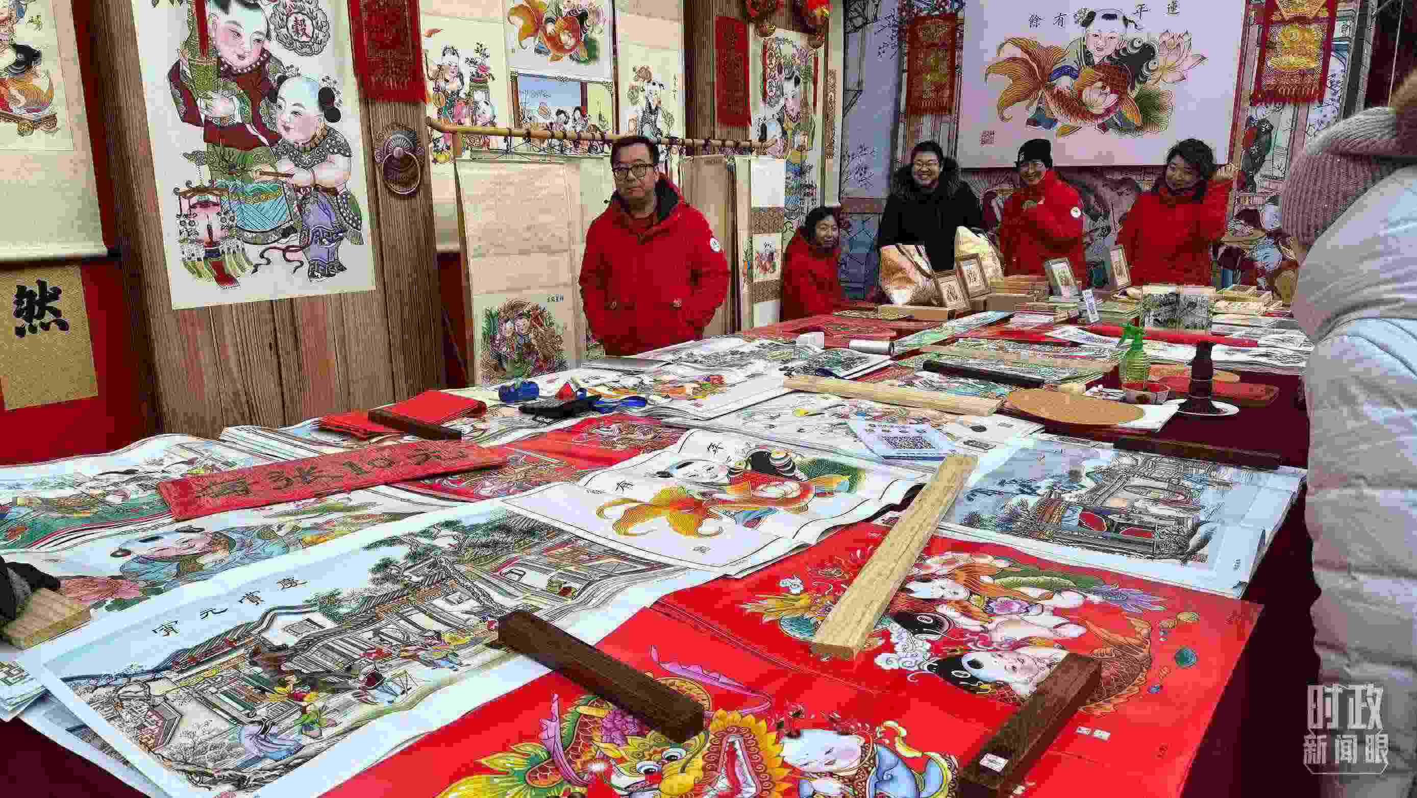 △市民們正在天津古文化街選購(gòu)年畫。（總臺(tái)央視記者黎兵拍攝）