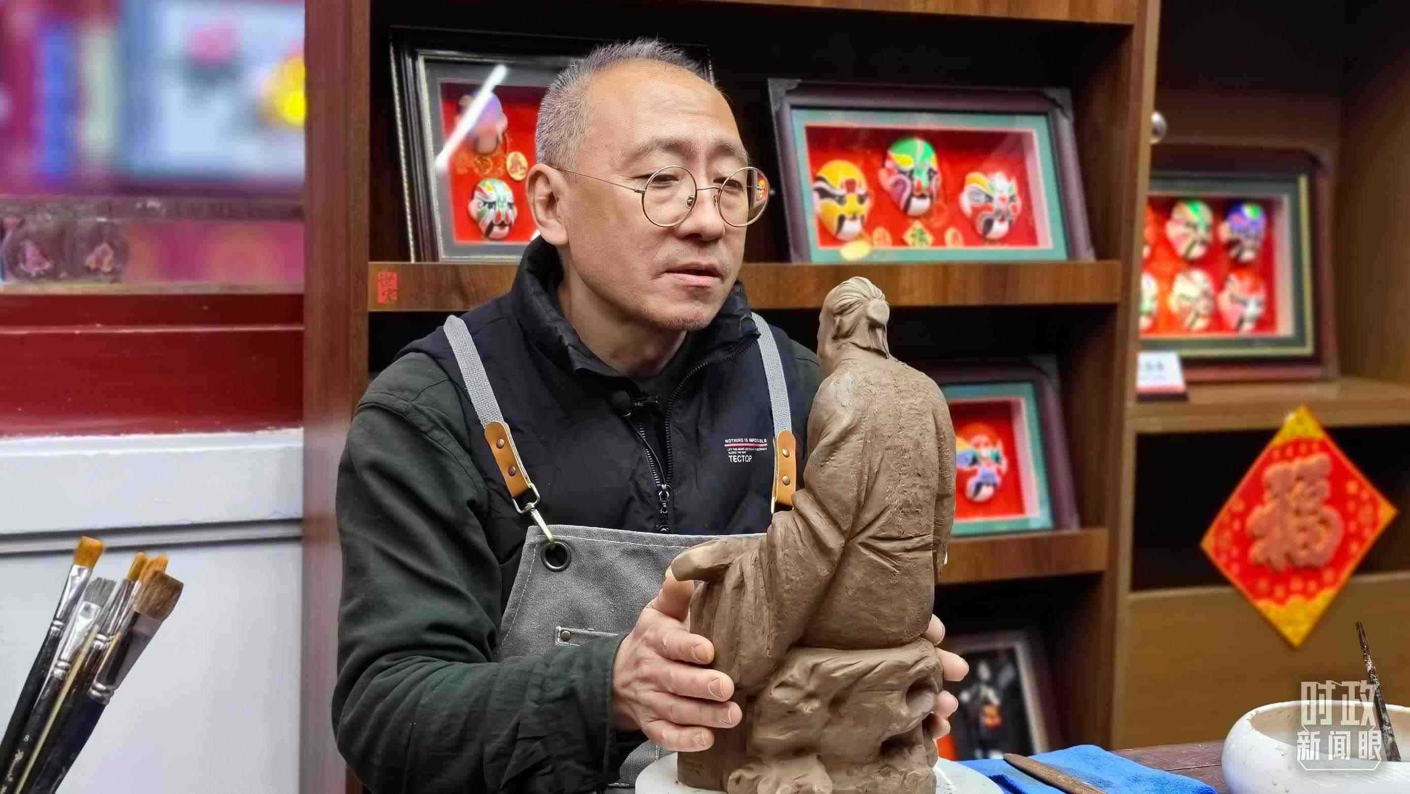 △“泥人張”的匠人正在雕塑。（總臺(tái)央視記者潘毅拍攝）