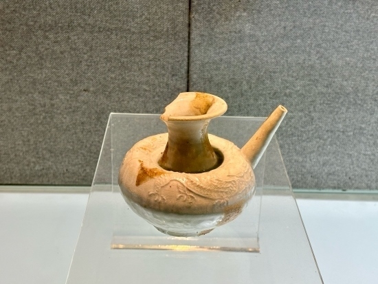 德化縣陶瓷博物館收藏的龍紋軍持。人民網(wǎng)記者 金慧慧攝