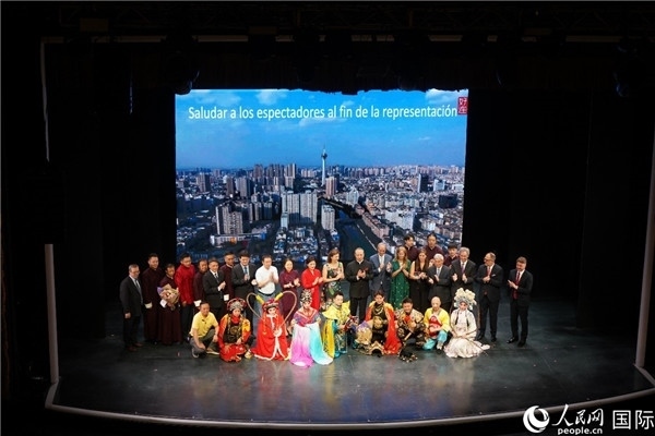 圖為王衛(wèi)大使與蒙迪諾外長等嘉賓登臺祝賀。人民網(wǎng)記者 許放攝