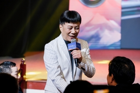 “何以中國·向海泉州”網(wǎng)絡(luò)主題活動(dòng)現(xiàn)場，陳百潭演出時(shí)與觀眾互動(dòng)。泉州廣播電視臺(tái)供圖