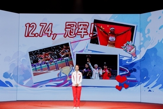 “何以中國·向海泉州”網(wǎng)絡(luò)主題活動(dòng)現(xiàn)場，林雨薇講述奪冠經(jīng)歷。泉州廣播電視臺(tái)供圖