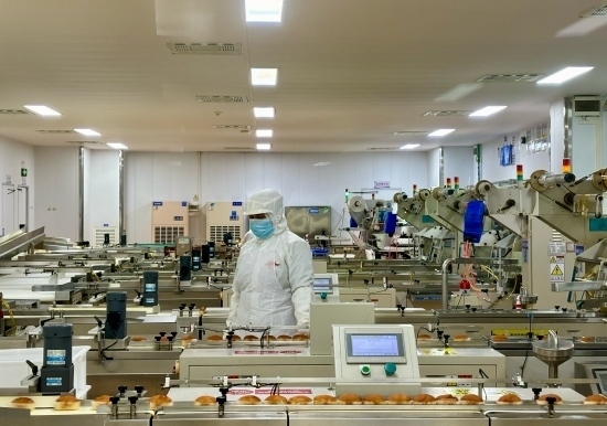 盼盼5G智慧工廠生產(chǎn)線正在進行產(chǎn)品質(zhì)檢。人民網(wǎng)記者 金慧慧攝