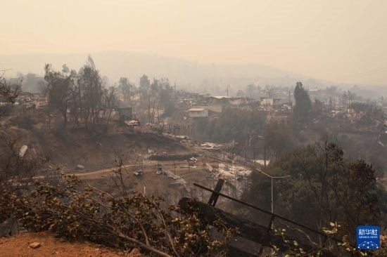 這是2月3日在智利瓦爾帕萊索大區(qū)比尼亞德爾馬市拍攝的在森林火災(zāi)中燒毀的房屋。新華社發(fā)