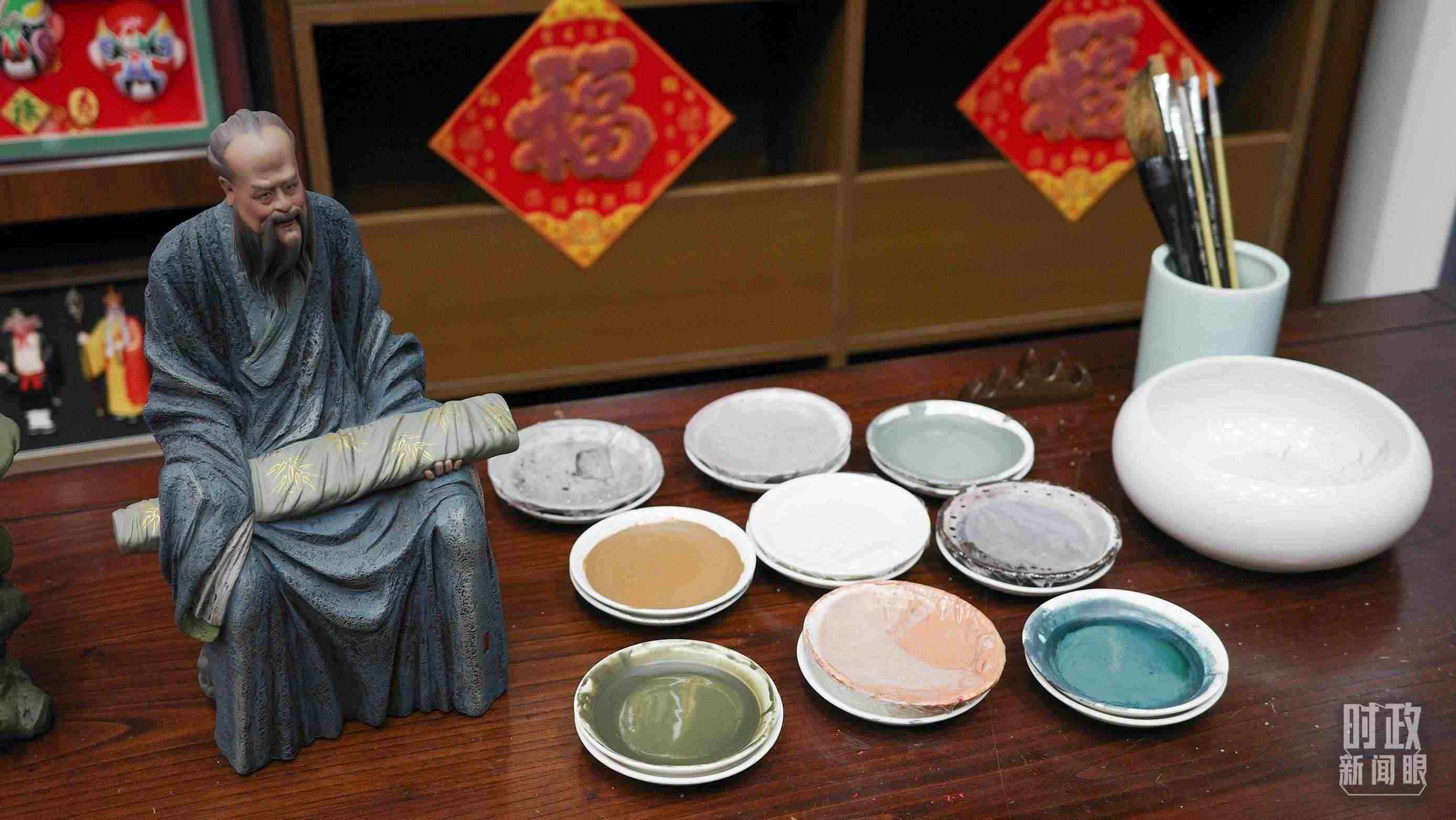 △天津古文化街，泥人張店鋪的上色顏料展示。（總臺(tái)央視記者覃思拍攝）