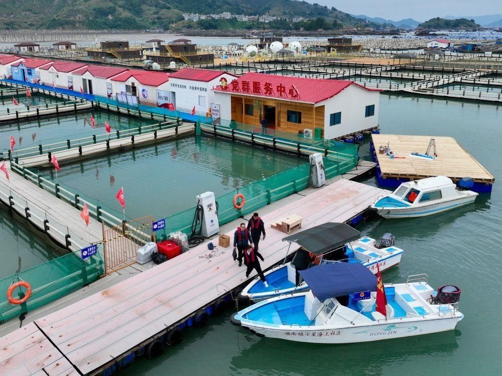 △2023年11月14日，福建寧德市霞浦縣溪南鎮(zhèn)七星海上社區(qū)的工作人員，前往轄區(qū)漁排進行民情走訪。
