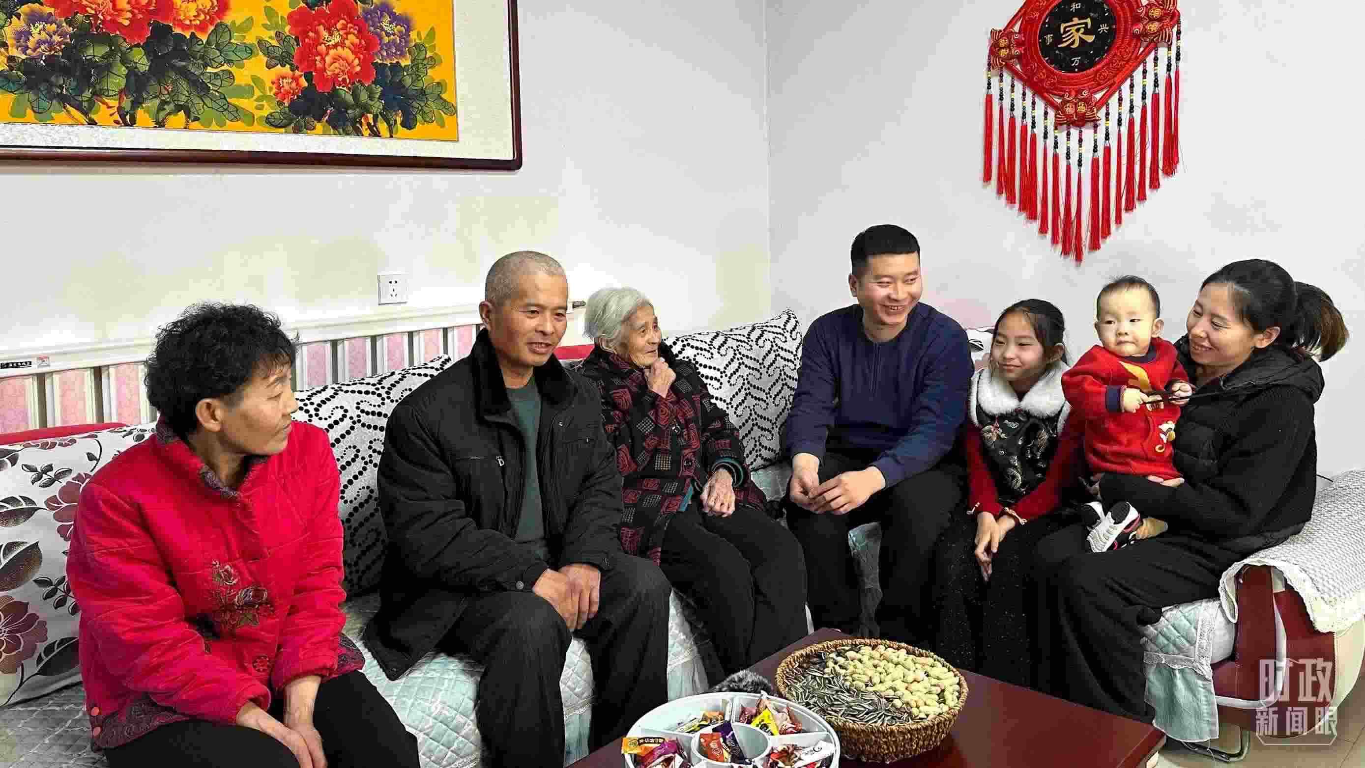 △第六埠村村民杜洪剛一家。（總臺(tái)央視記者趙化拍攝）