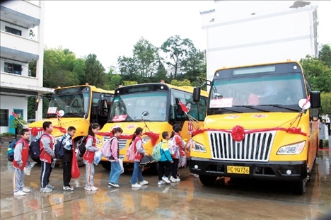 △2023年9月28日，湖北竹山縣校園直通車全域開通后，學(xué)生在有序排隊乘車。第二批主題教育開展后，竹山縣將實施農(nóng)村道路暢通工程作為為民辦實事的重要內(nèi)容。