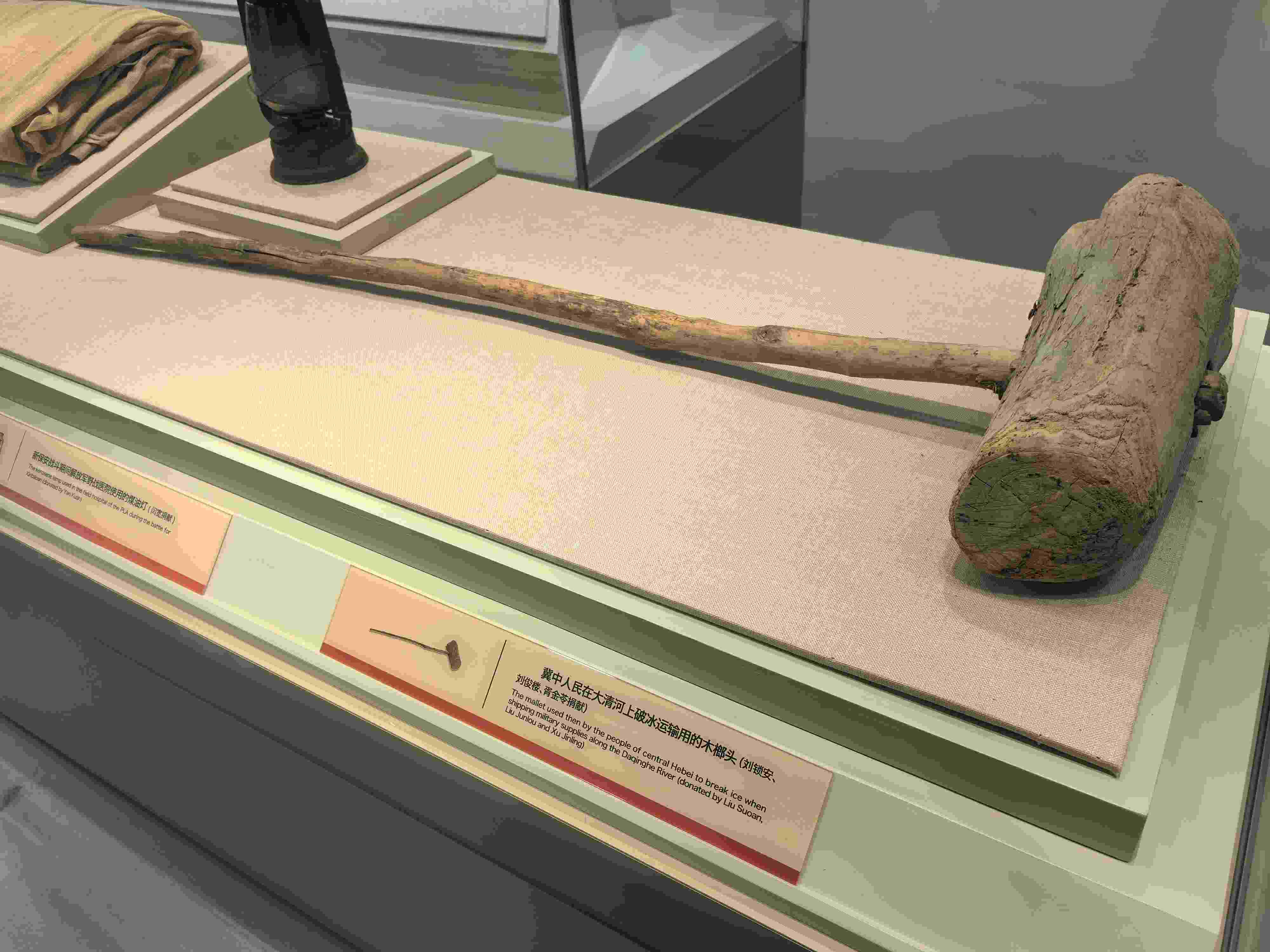 △冀中人民在大清河上破冰運(yùn)輸用的木榔頭。（總臺(tái)央廣記者潘毅拍攝）