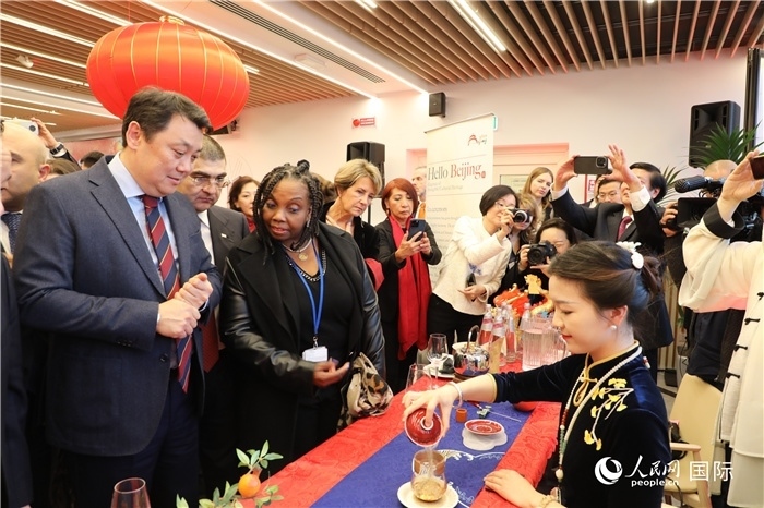 到訪嘉賓欣賞中國茶藝并品茶。 