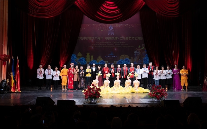 圖為韓大使、羅政府高官與泉州藝術(shù)團(tuán)演員合影。中國駐羅大使館文化處供圖。