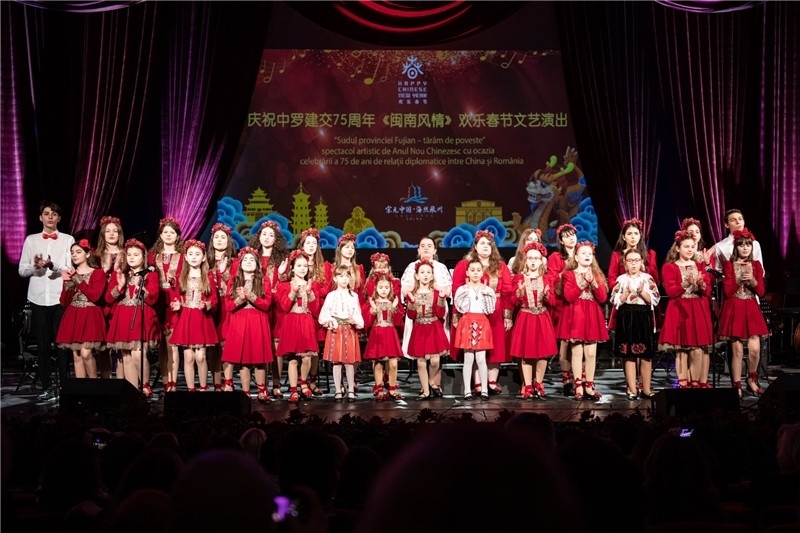 圖為羅小快板兒童合唱團(tuán)在演唱中文歌曲。 中國駐羅大使館文化處供圖。