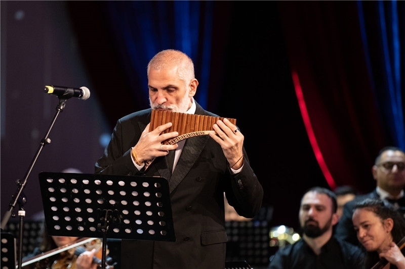 圖為著名排簫大師達(dá)米安·德拉吉奇在領(lǐng)銜演奏中國經(jīng)典曲目。 中國駐羅大使館文化處供圖。