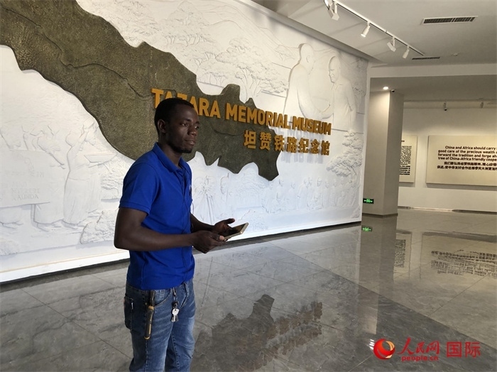 當?shù)毓ぷ魅藛T向記者講解。人民網(wǎng)記者 黃培昭攝