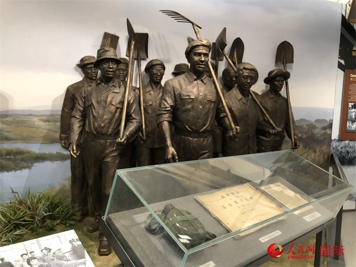 紀念園中展覽的筑路場景 。人民網(wǎng)記者 黃培昭攝