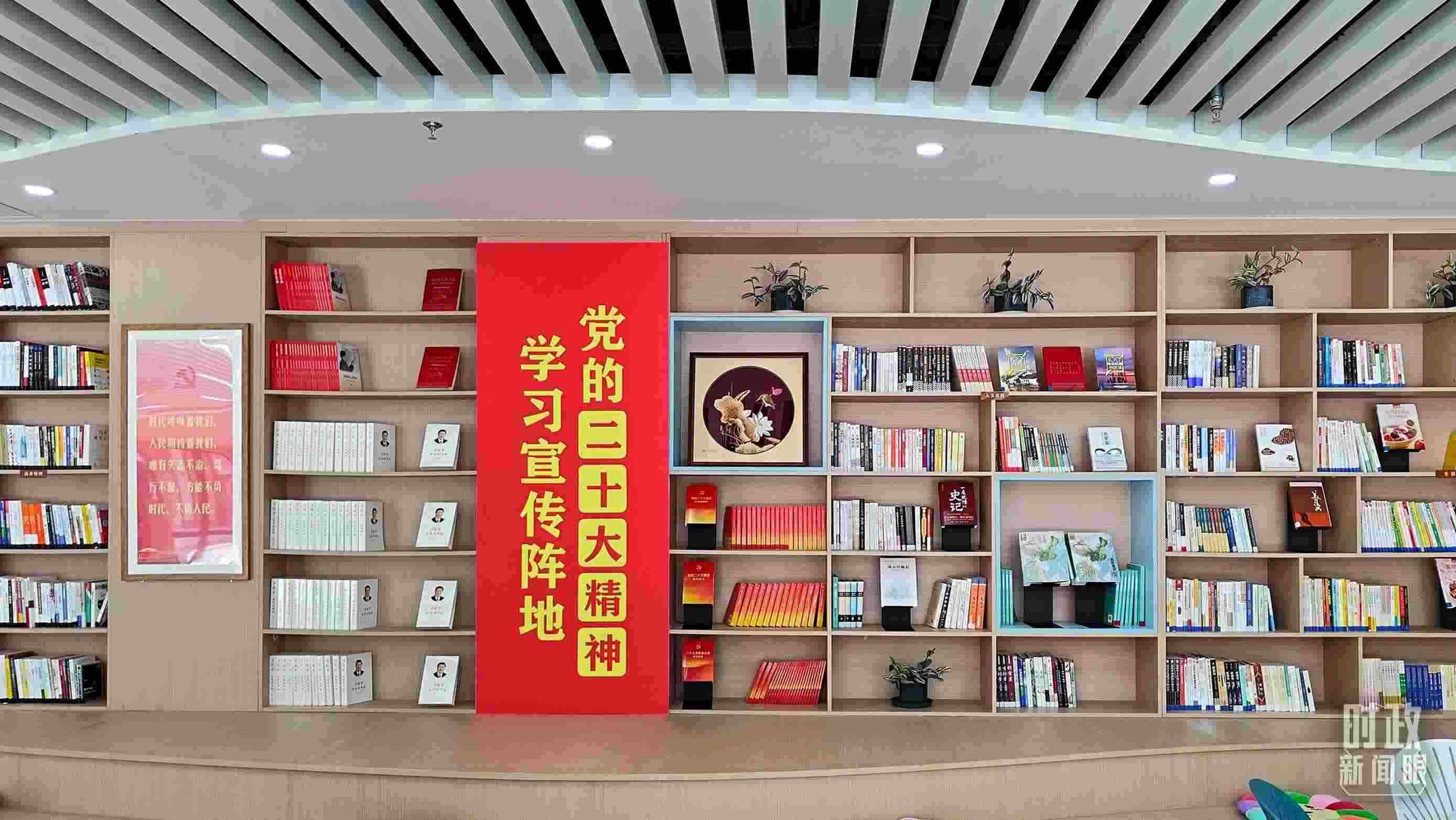 △雄安新區(qū)南文營(yíng)社區(qū)黨群服務(wù)中心。2023年5月，習(xí)近平在這里強(qiáng)調(diào)要構(gòu)筑新時(shí)代宜業(yè)宜居的“人民之城”。（總臺(tái)央視記者楊立峰拍攝）