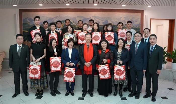 中國駐瑞典大使館崔愛民與留學生代表和華校負責人合影。 中國駐瑞典大使館供圖