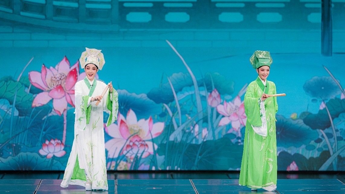 青年越劇演員陳麗君、李云霄彩排現(xiàn)場。主辦方供圖