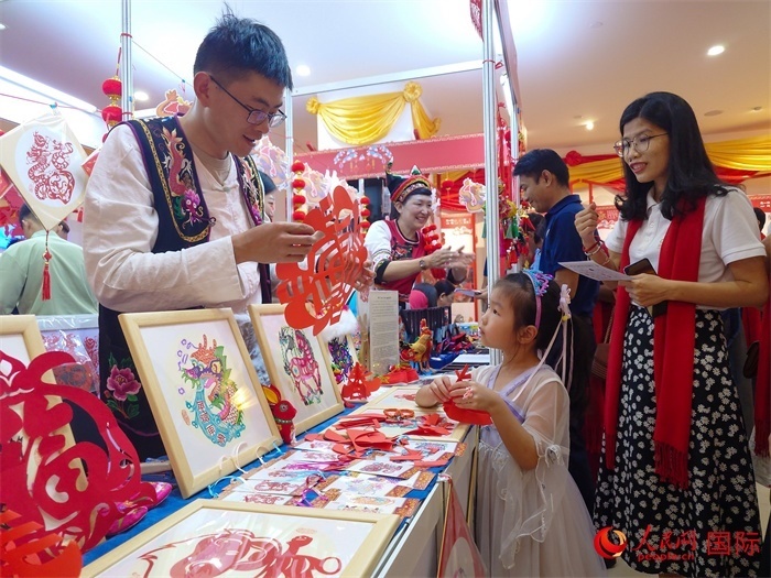 活動現(xiàn)場的剪紙展示。人民網記者 謝佳君攝