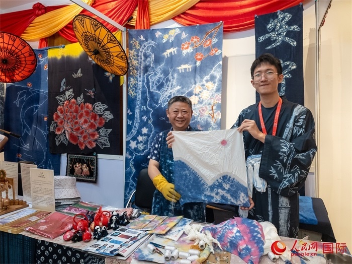活動現(xiàn)場的扎染展示。人民網記者 謝佳君攝
