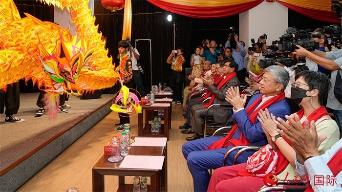 嘉賓觀看傳統(tǒng)舞龍表演。人民網記者 謝佳君攝
