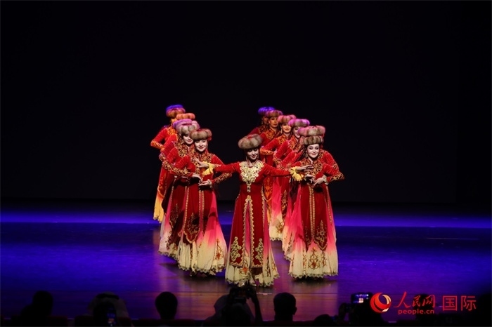 2日在阿聯(lián)酋迪拜舉行的大型音舞詩畫《新疆是個好地方》文藝演出。人民網(wǎng)記者任皓宇攝