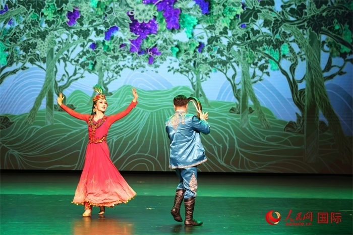 2日在阿聯(lián)酋迪拜舉行的大型音舞詩畫《新疆是個好地方》文藝演出。人民網(wǎng)記者 任皓宇攝