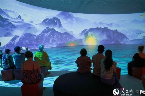 巴西民眾在活動現(xiàn)場觀賞“走進(jìn)中國：沉浸式體驗(yàn)展”。人民網(wǎng)記者 陳海琪攝