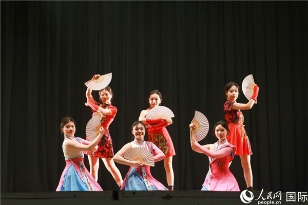 燈光秀匯演現(xiàn)場節(jié)目精彩紛呈。人民網(wǎng)記者 陳海琪攝