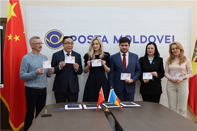 摩爾多瓦首發(fā)龍年生肖郵票。中國駐摩爾多瓦大使館供圖