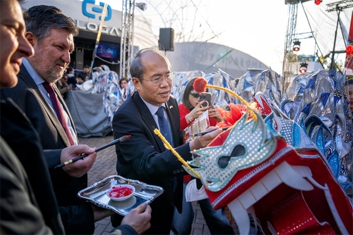 中國(guó)駐希臘大使館大使肖軍正與希方嘉賓為舞龍點(diǎn)睛?！吨邢r(shí)報(bào)》供圖