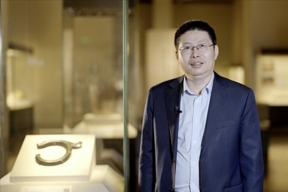 中國(guó)國(guó)家博物館副館長(zhǎng)張偉明介紹館藏C形玉龍。