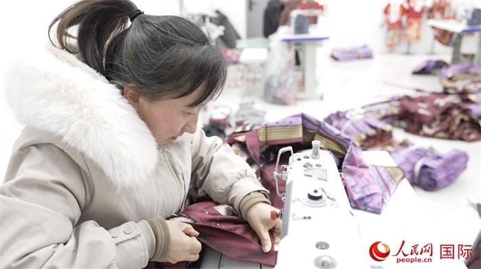 1月24日，在山東省菏澤市曹縣大集鎮(zhèn)云牧服飾有限公司，高燕正在縫制馬面裙。 人民網(wǎng)記者 袁蒙攝
