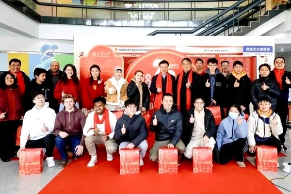 天津大學(xué)同學(xué)們收到新春大禮包。校方供圖