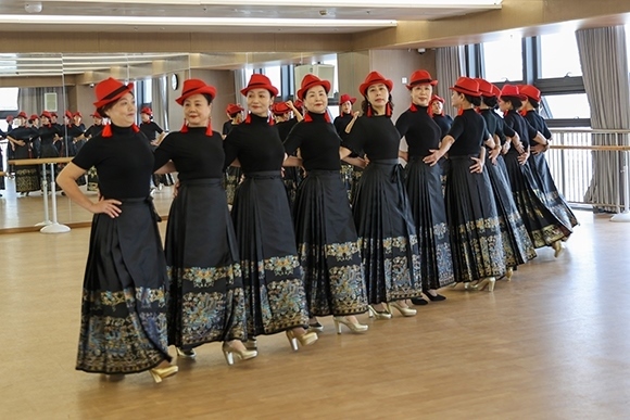 廈門思明區(qū)老年大學(xué)老年模特班正在上課。