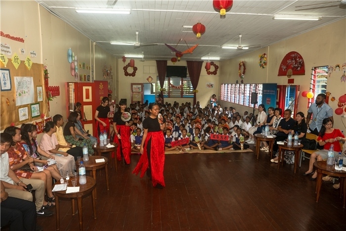 中華學(xué)校學(xué)生表演扇子舞。