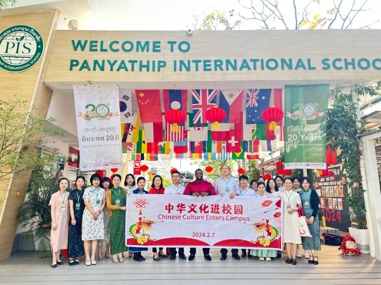 駐老撾使館政治處主任杜長青與白云碧國際學(xué)校校方、參會志愿者教師合影?；顒又鬓k方供圖